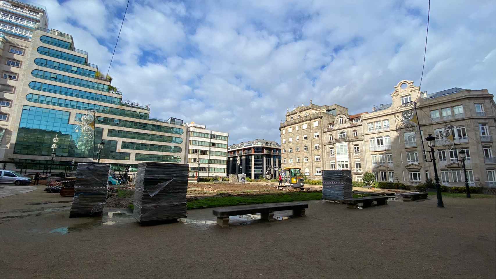 Montaje de la pista de hielo en Plaza Portugal.