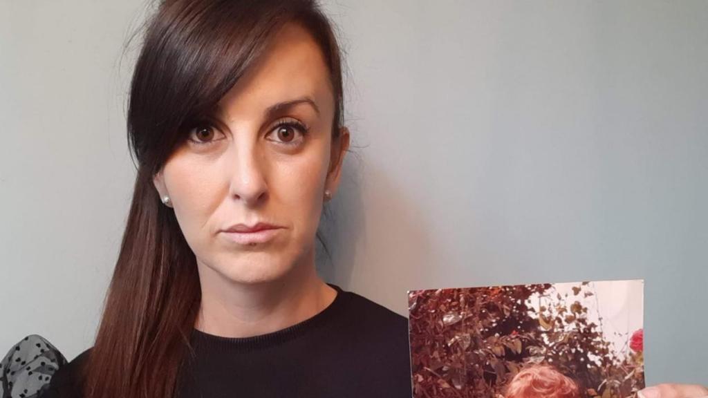 Ana Cuartas sosteniendo una imagen de cuando era pequeña.