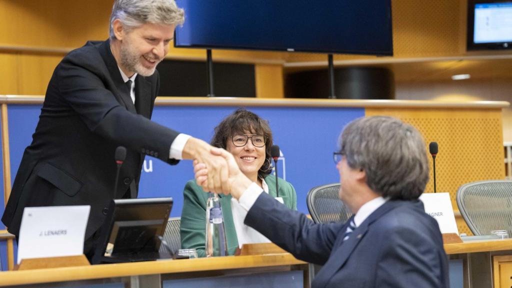 Carles Puigdemont saluda al abogado de Junqueras, Andreu van den Eynde, durante la reunión de este martes del comité sobre Pegasus