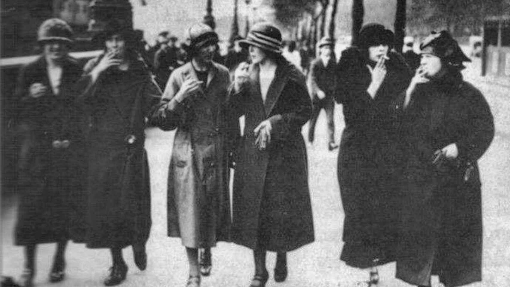 Mujeres fumando públicamente durante el desfile del domingo de Pascua en 1929.