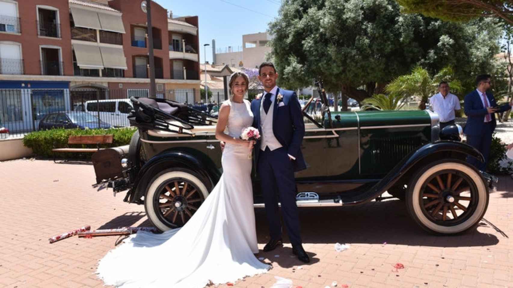 Natalia y Javier, hace cinco meses, cuando se casaron en la Iglesia de la Trinidad.
