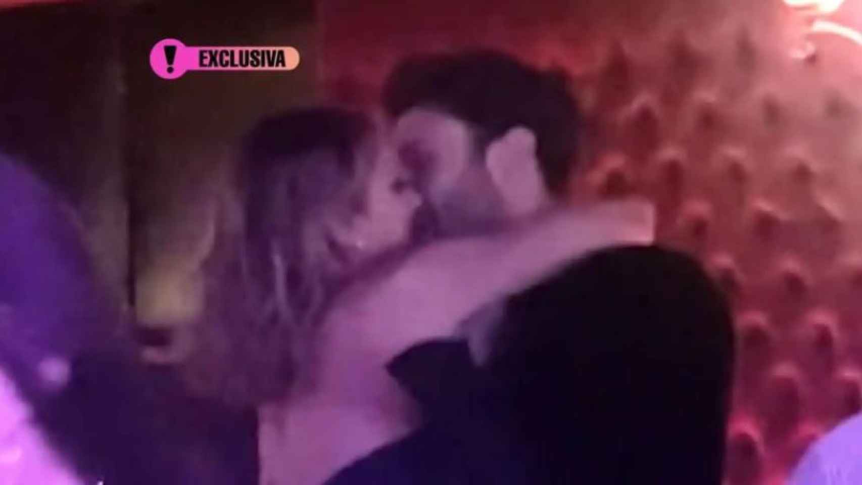 El beso entre Alba Carrillo y Jorge Pérez en la discoteca 'El Principito'.