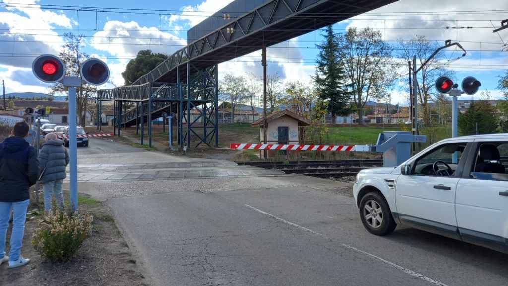 Paso a nivel de El Crucero y pasarela peatonal