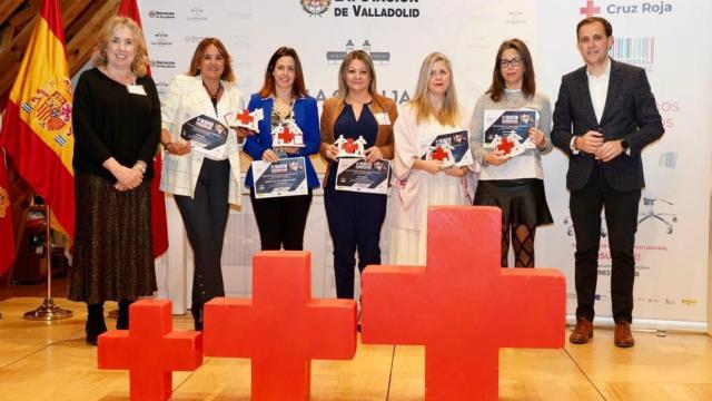 El presidente de la Diputación de Valladolid, Conrado Íscar Ordóñez, y la presidenta provincial de Cruz Roja en Valladolid, Rosa Urbón Izquierdo