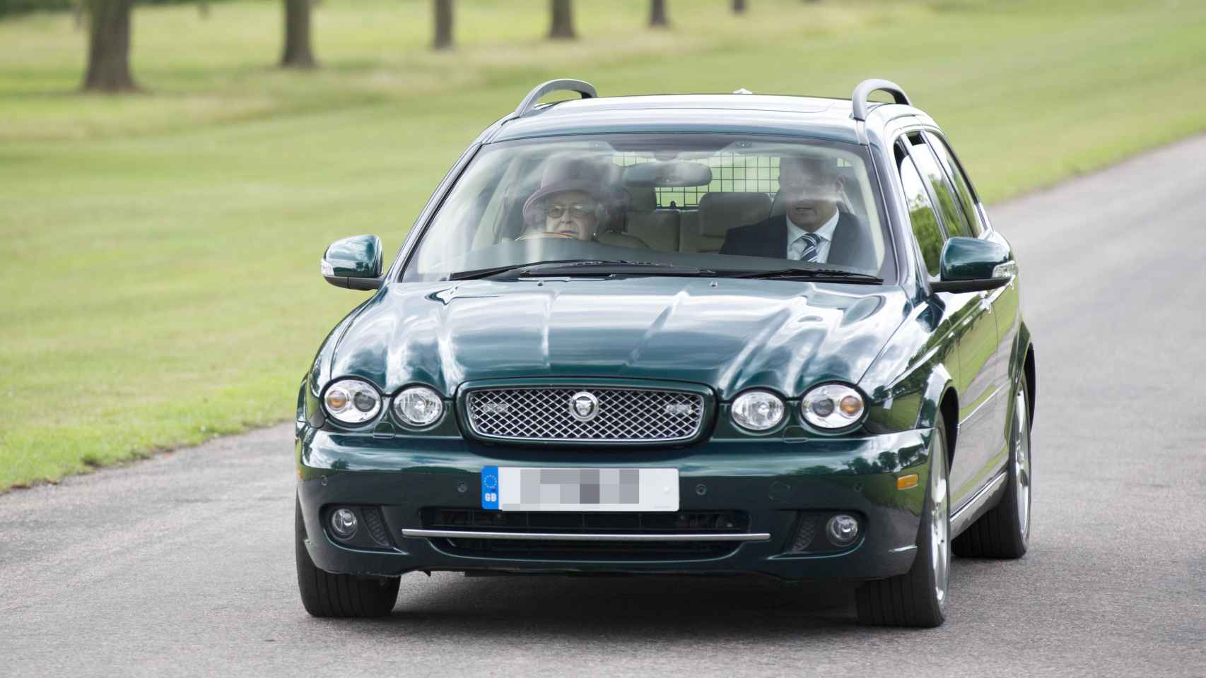 La reina Isabel II en su Jaguar de 2009.