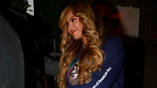 Beyoncé en la noche de Thanksgiving luciendo una sudadera del Whitney Museum of American Art.
