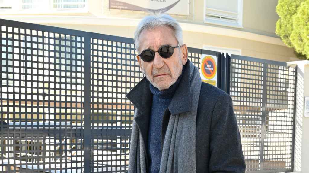 El actor José Sacristán este martes, 29 de noviembre, a la puerta de la residencia Orpea Punta Galea, en Madrid, donde vive Concha Velasco.