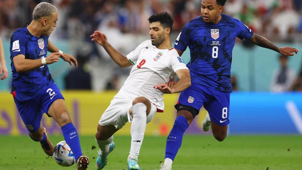 Taremi pelea un balón