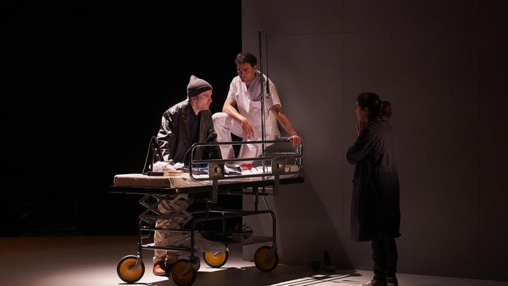 Un momento de 'El peso de un cuerpo', con Laia Marull a la derecha. Foto: David Ruano