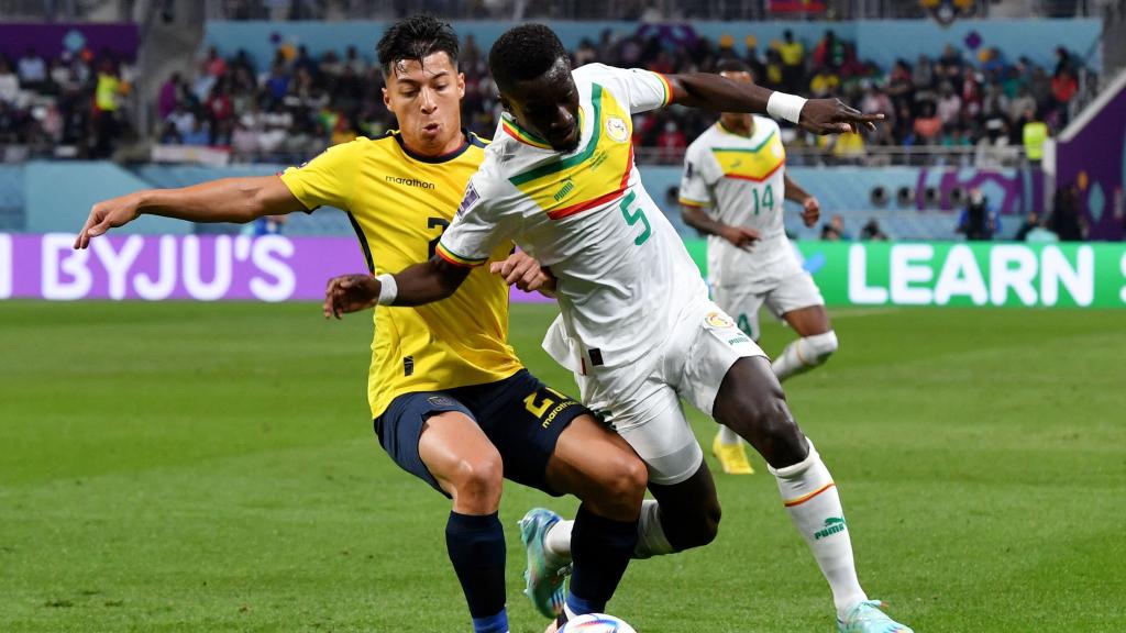 Alan Franco, intentando cortar el avance de Idrissa Gana Gueye durante el Ecuador - Senegal del Mundial de Qatar 2022