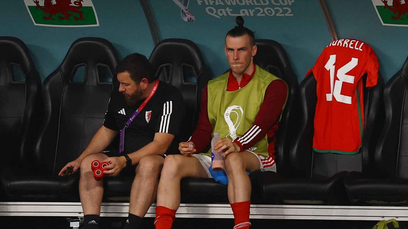 Gareth Bale, en el banquillo de la selección de Gales tras el descanso