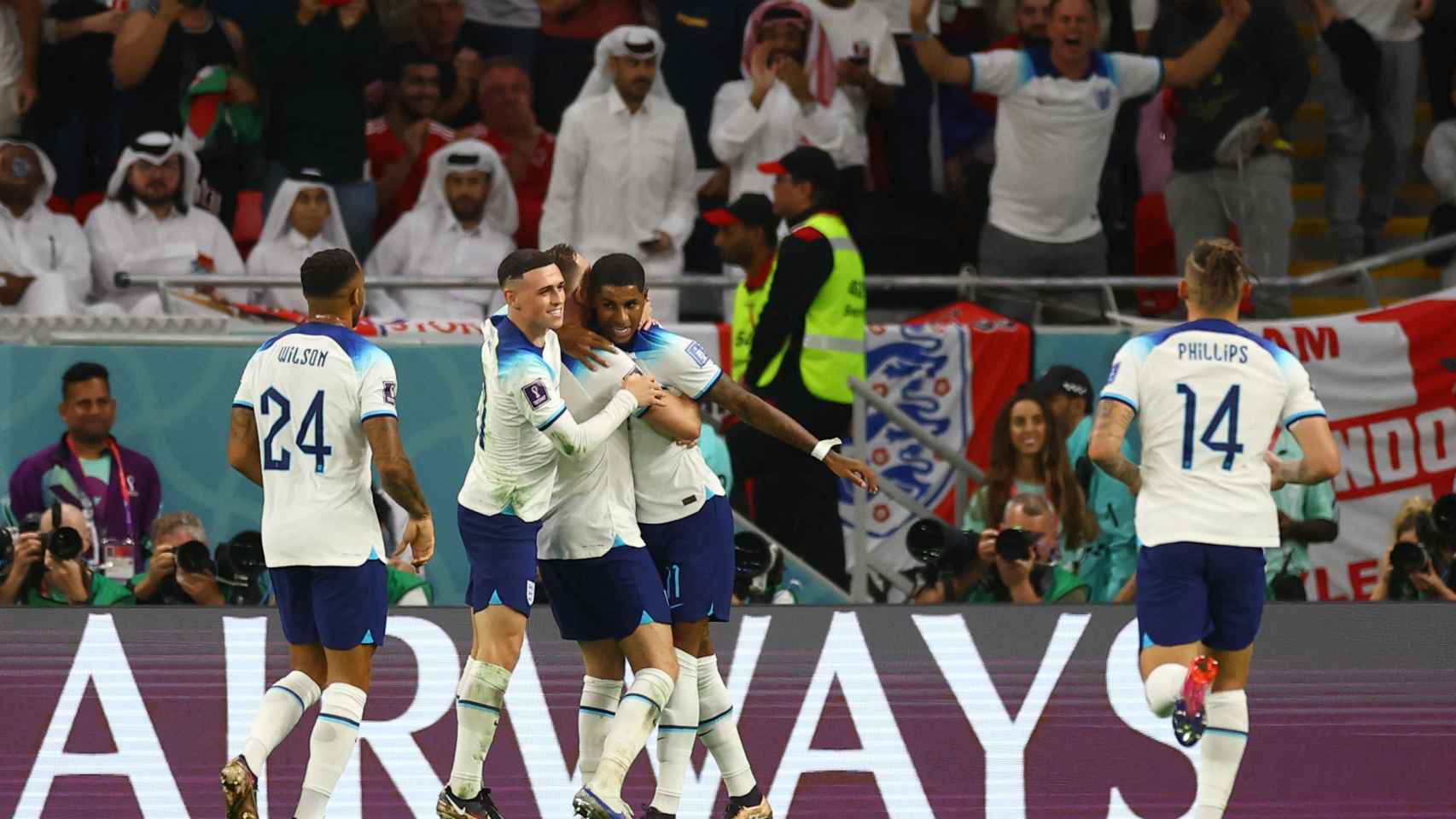 Los jugadores de la selección de Inglaterra celebrando el segundo gol de Marcus Rashford