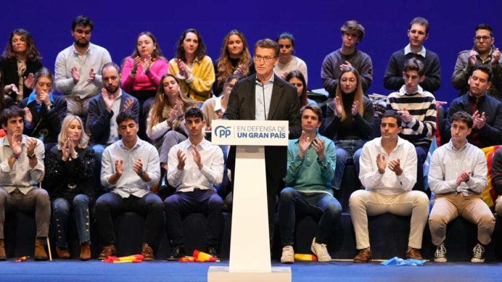 El presidente del PP, Alberto Núñez-Feijóo, este martes en un acto en Zaragoza.