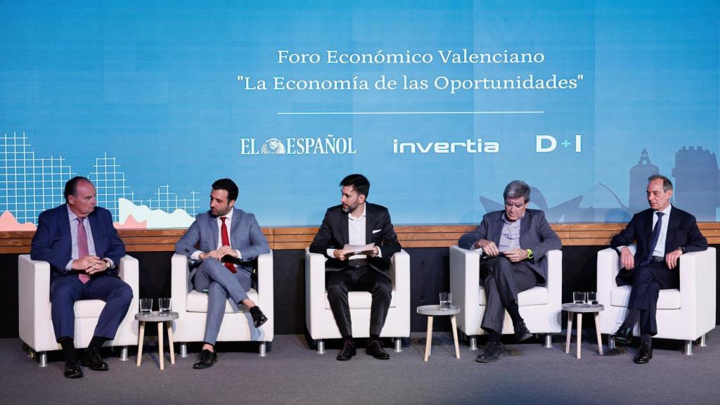 Los ponentes de la mesa redonda 'El efecto palanca de la gigafactoría'.