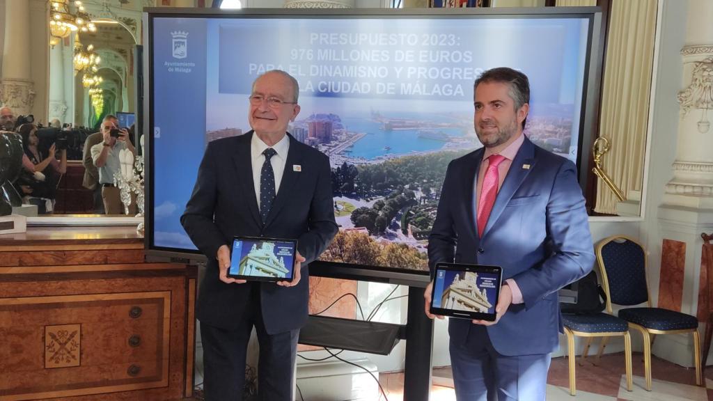 Francisco de la Torre y Carlos Conde, en la presentación de los presupuestos del Ayuntamiento de Málaga para 2023.