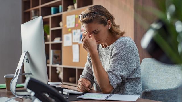 Una mujer trabajando en la oficina.