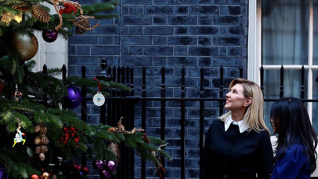 Olena Zelenska, esposa de Volodímir Zelenski, y Akshata Murty, de Rishi Sunak, en Downing Street.