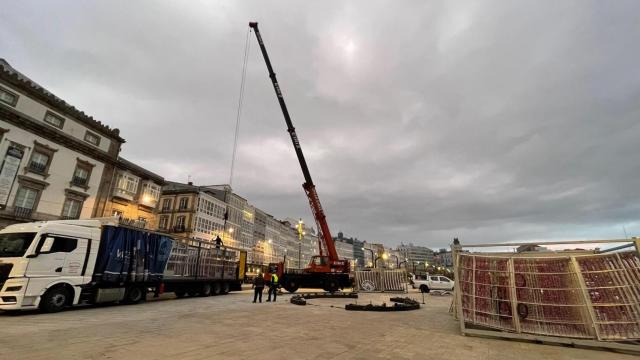 Descarga del material para montar la bola de Navidad en La Marina de A Coruña.
