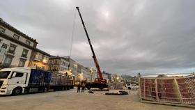 Descarga del material para montar la bola de Navidad en La Marina de A Coruña.