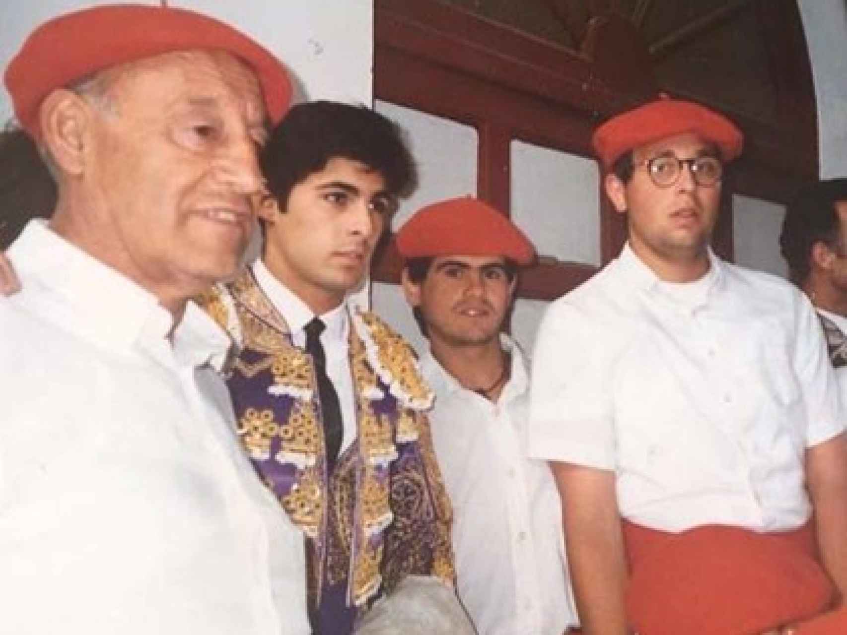Esteban Geijo junto al torero Rivera Ordóñez y miembros de la cuadrilla de mulilleros (foto cedida)