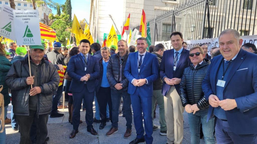 El secretario general del PP de Murcia, José Miguel Luengo, y el consejero de Agricultura y Agua de Murcia, Antonio Luengo, este martes, en Madrid, protestando por el recorte al trasvase en el Consejo Nacional del Agua.