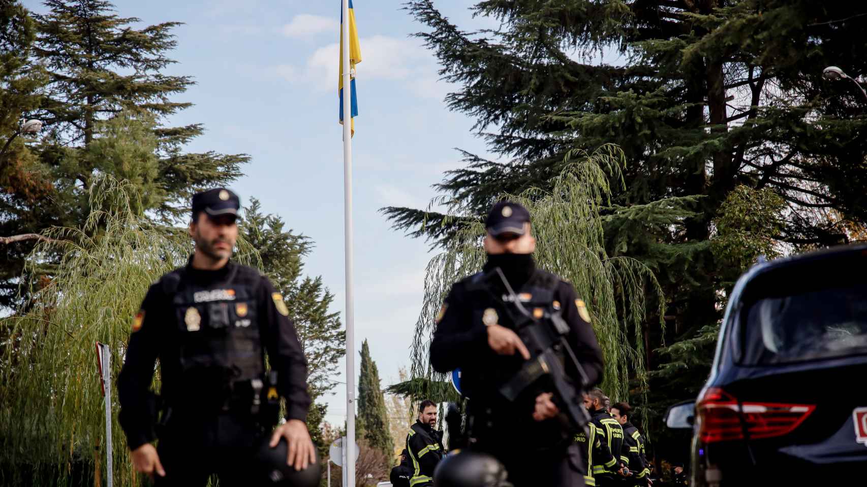 Dos Agentes de Policía en la embajada de Ucrania este miércoles.