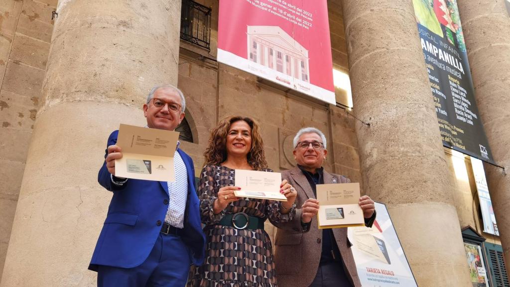 Abel Guarinos, Maria Dolores Padilla y Antonio Manresa, en el Principal de Alicante.