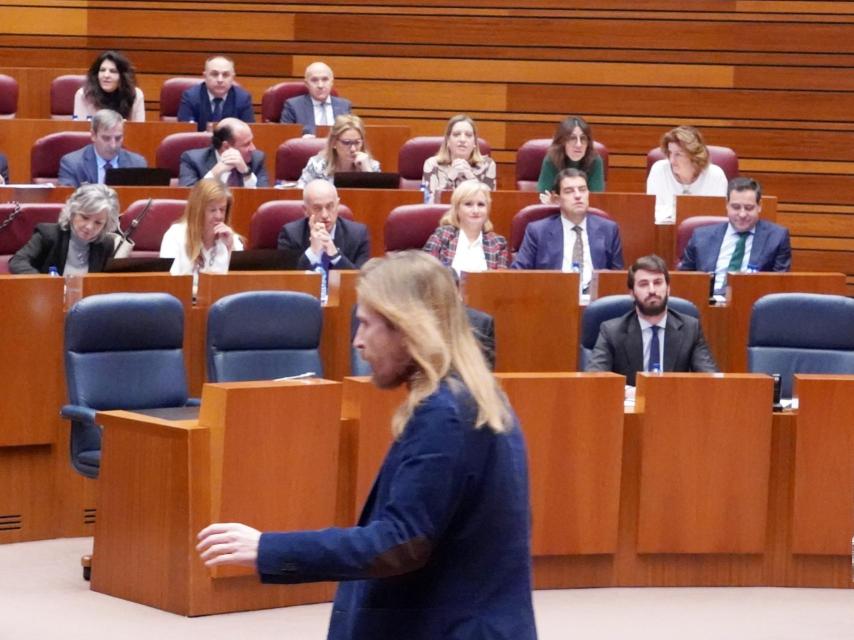 El vicepresidente de la Junta, Juan García-Gallardo, observa al procurador de Unidas Podemos, Pablo Fernández, tras su intervención en las Cortes, este miércoles.