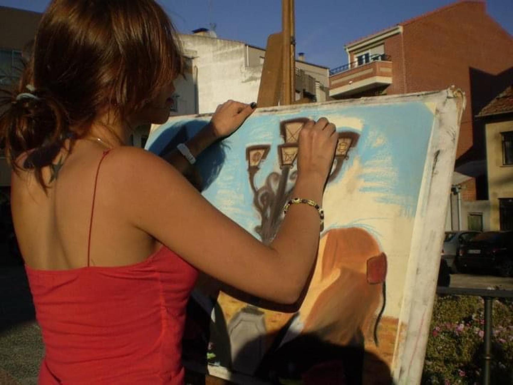 Verónica Manjón representando parte de la iglesia románica y gótica 'El San Salvador' y dibujando a su abuela y su madre que son águedas