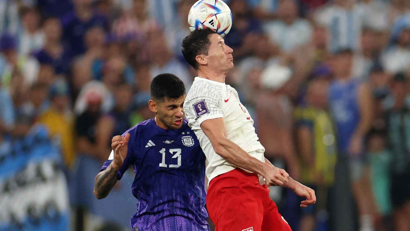 Lewandowski toca de cabeza el balón en el Polonia - Argentina