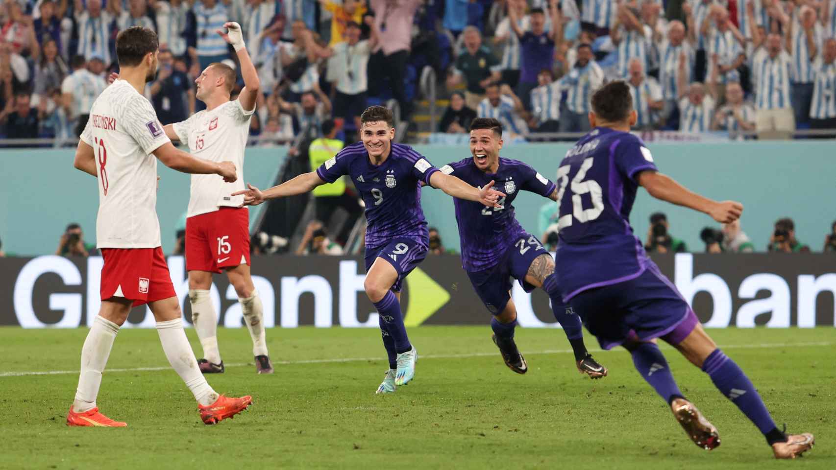 Julián Álvarez celebra su gol en el Polonia - Argentina