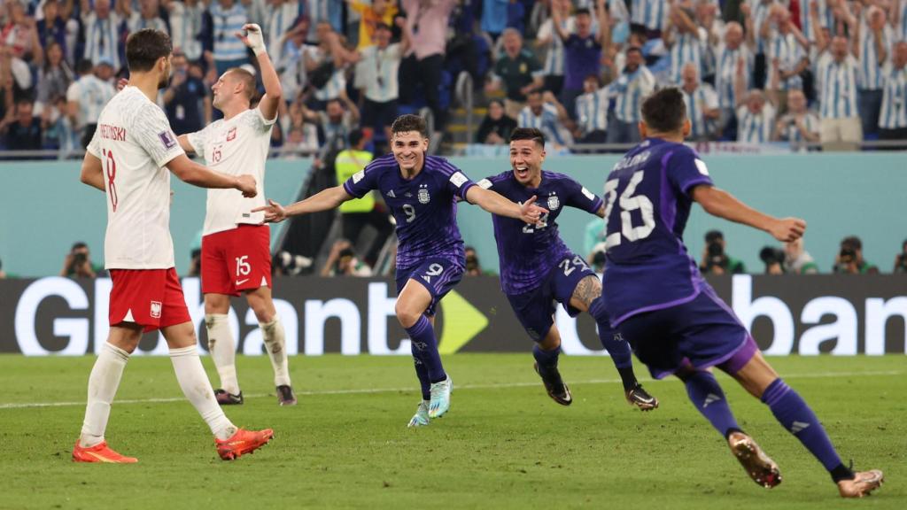 Julián Álvarez celebra su gol en el Polonia - Argentina