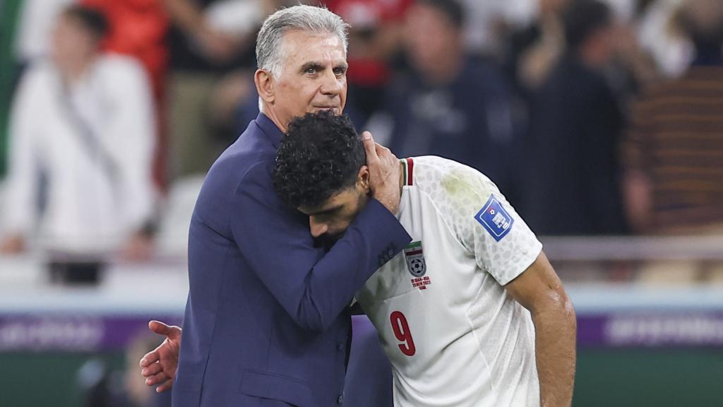 Carlos Queiroz consuela a Mehdi Taremi, goleador de la selección de Irán