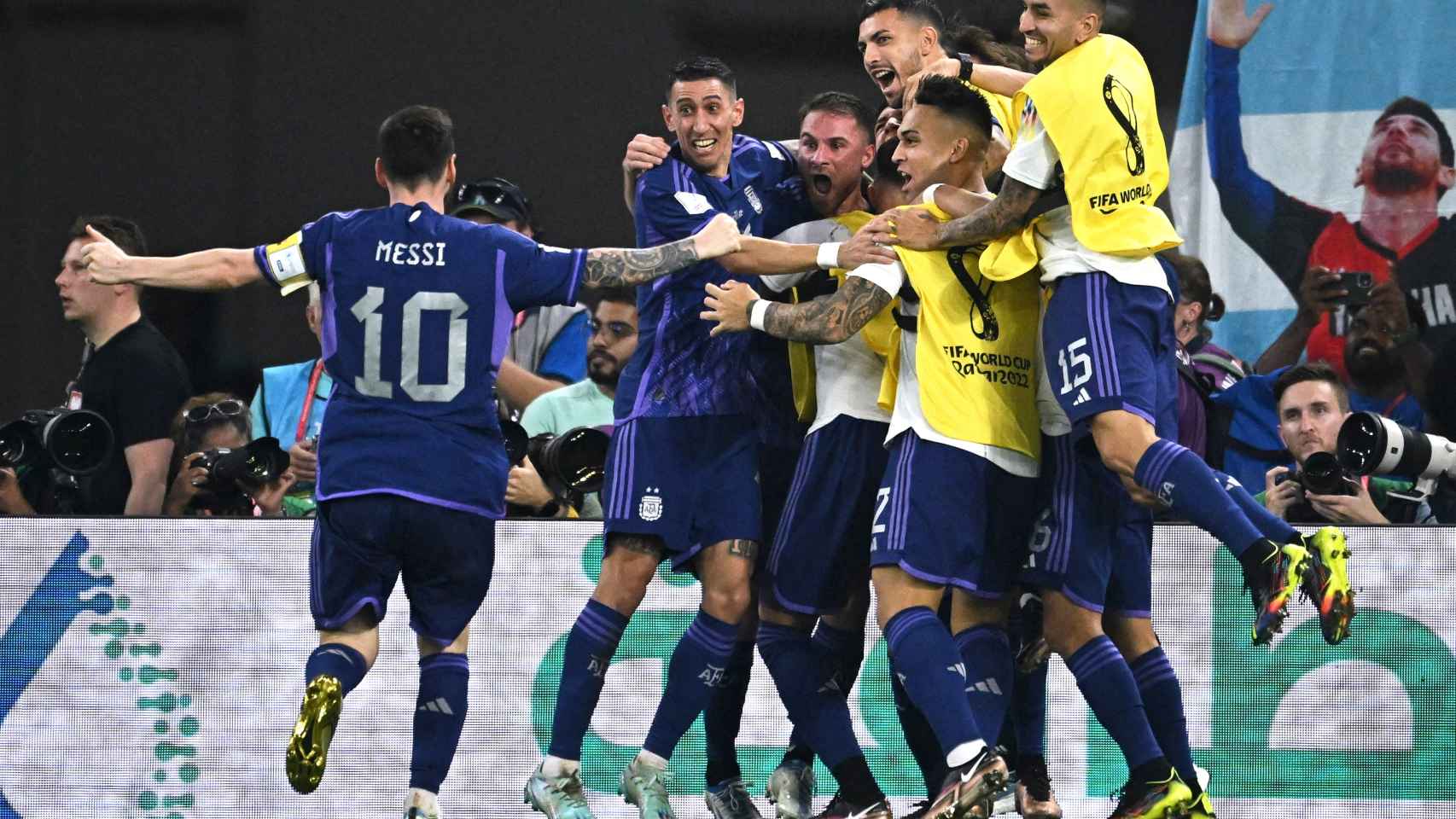 Los jugadores de Argentina celebran el segundo gol del partido.