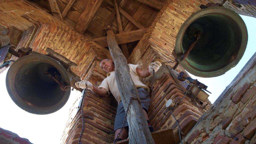 Un hombre toca las campanas de Renedo de Valderaduey en 2016. Foto: Andoni Altube Pérez