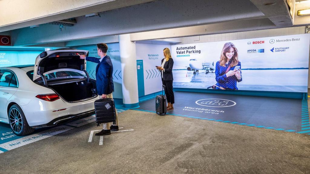 La app de Mercedes permitirá dejar nuestro coche en el aparcamiento o llamarlo