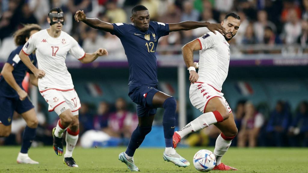 Randal Kolo Muani, en acción con Nader Ghandri durante el Túnez - Francia del Mundial de Qatar 2022