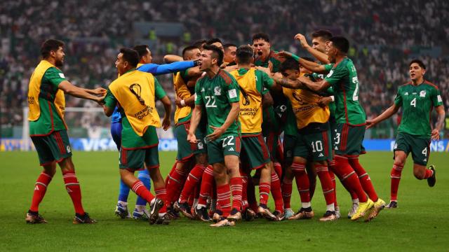 Piña de los jugadores de la selección de México para celebrar el 0-2 ante Arabia Saudí en el Mundial de Qatar 2022