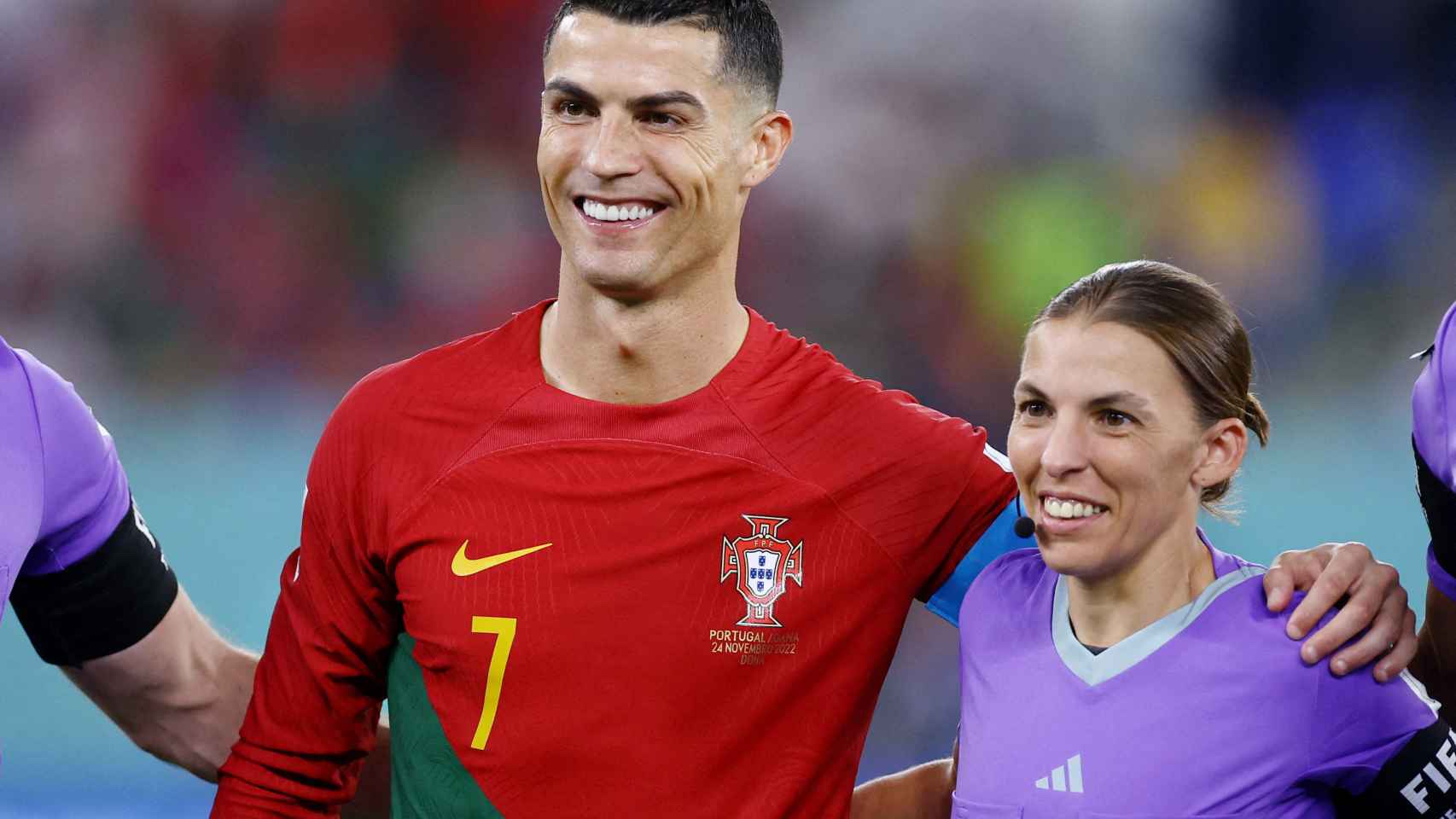 El futbolista de Portugal Cristiano Ronaldo y la árbitra francesa Stéphanie Frappart