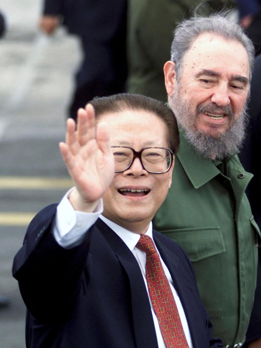 Jiang Zemin junto a Fidel Castro en La Habana, Cuba, en 2001.