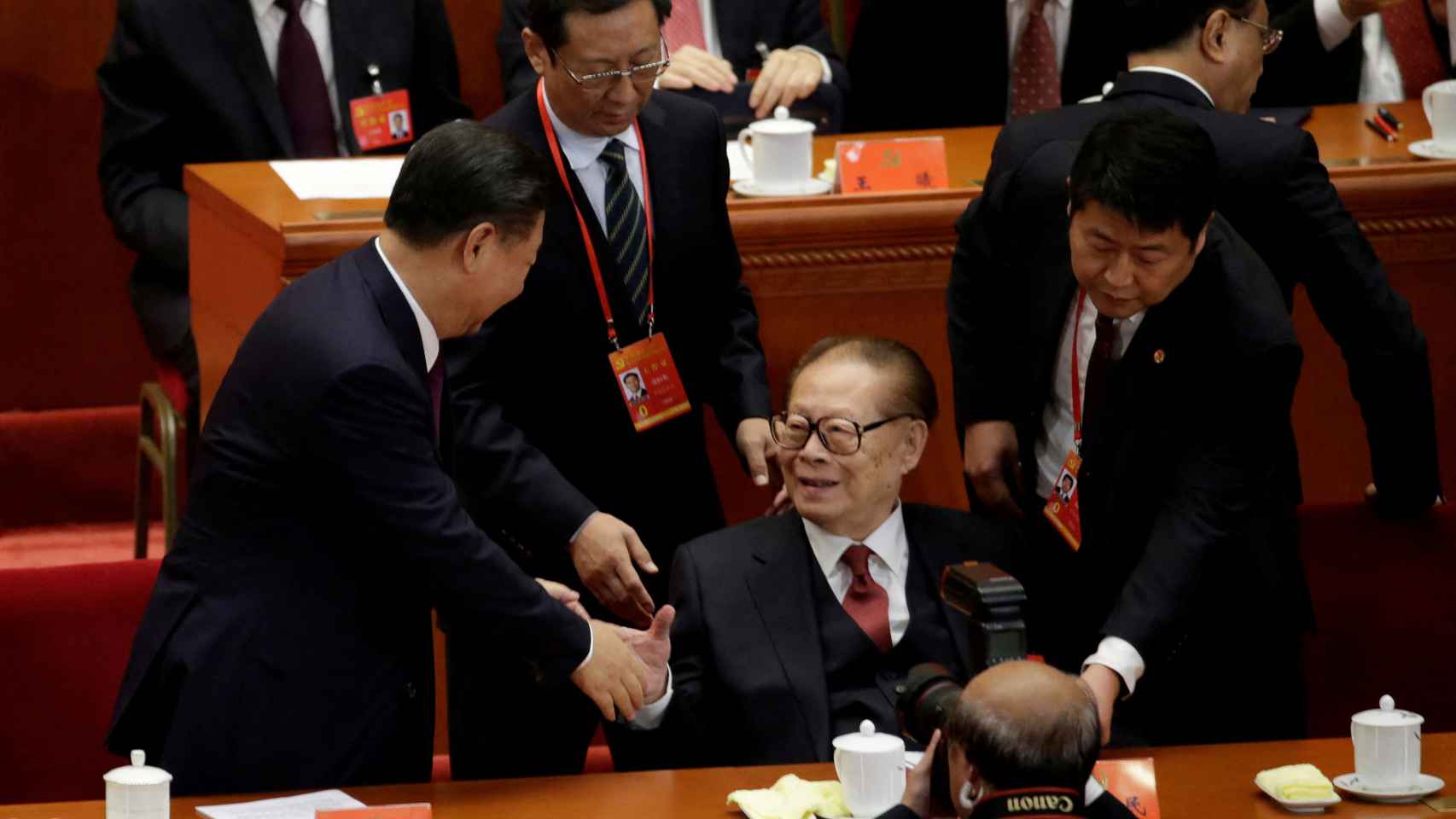 Xi Jinping saluda a Jiang Zemin en el XIX Congreso del Partido Comunista, en 2017.
