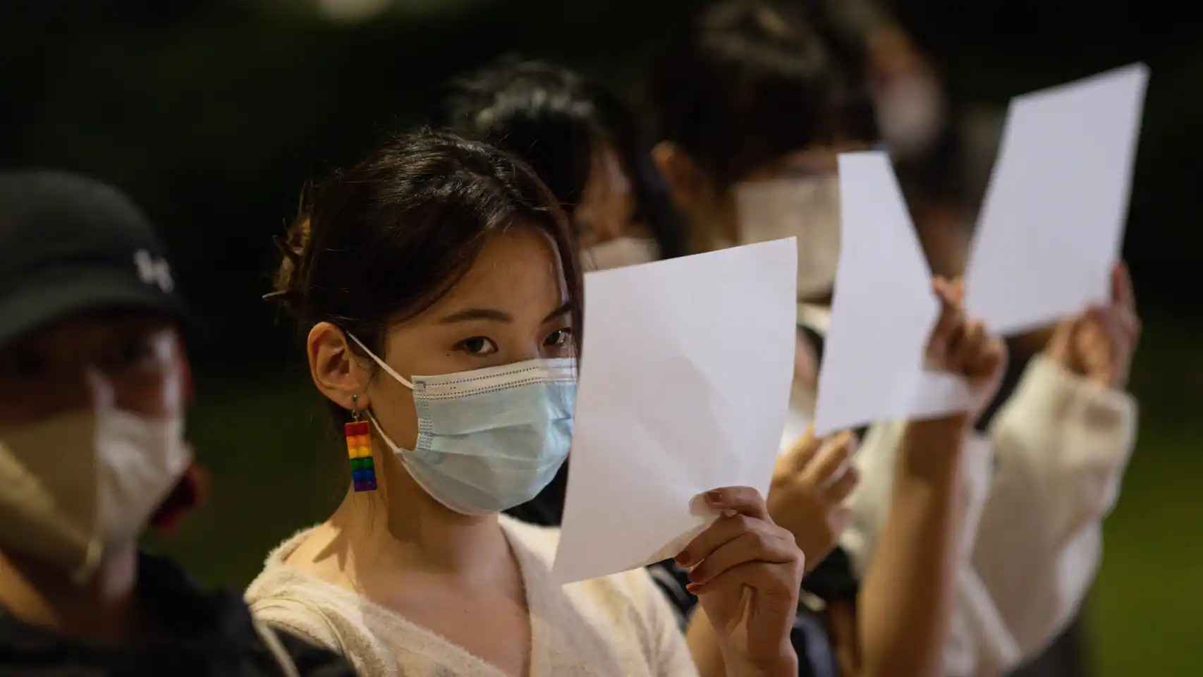 Manifestantes chinos con folios en blanco, símbolo de las protestas