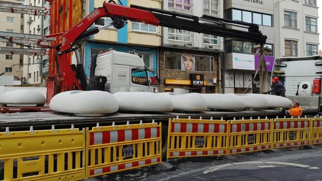 Descarga de los maceteros de la calle de Alcalde Marchesi de A Coruña.