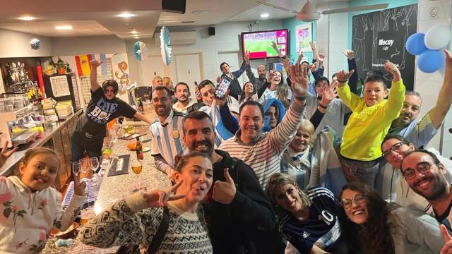 Decenas de personas vibraron hoy con el partido de Argentina en el Bar Paraíso de A Coruña.