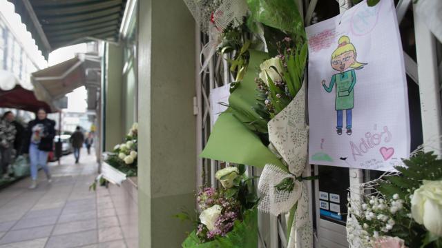 Un dibujo y varias flores colgadas en la tienda de alimentación donde trabajaba Cristina Cabo.