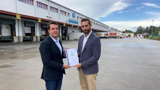 El responsable de Medio Ambientede GADISA Retail, Óscar Varela, y el director de Saica Natur en Galicia, David Besteiro.