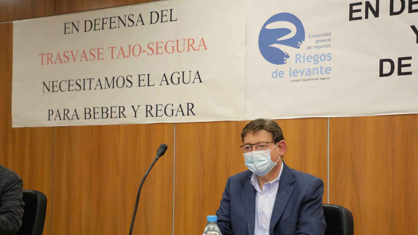 Carlos Mazón critica al presidente Ximo Puig, en la imagen en su visita a Elche, por su actitud de renuncia sobre el trasvase.