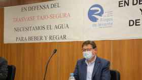 Carlos Mazón critica al presidente Ximo Puig, en la imagen en su visita a Elche, por su actitud de renuncia sobre el trasvase.