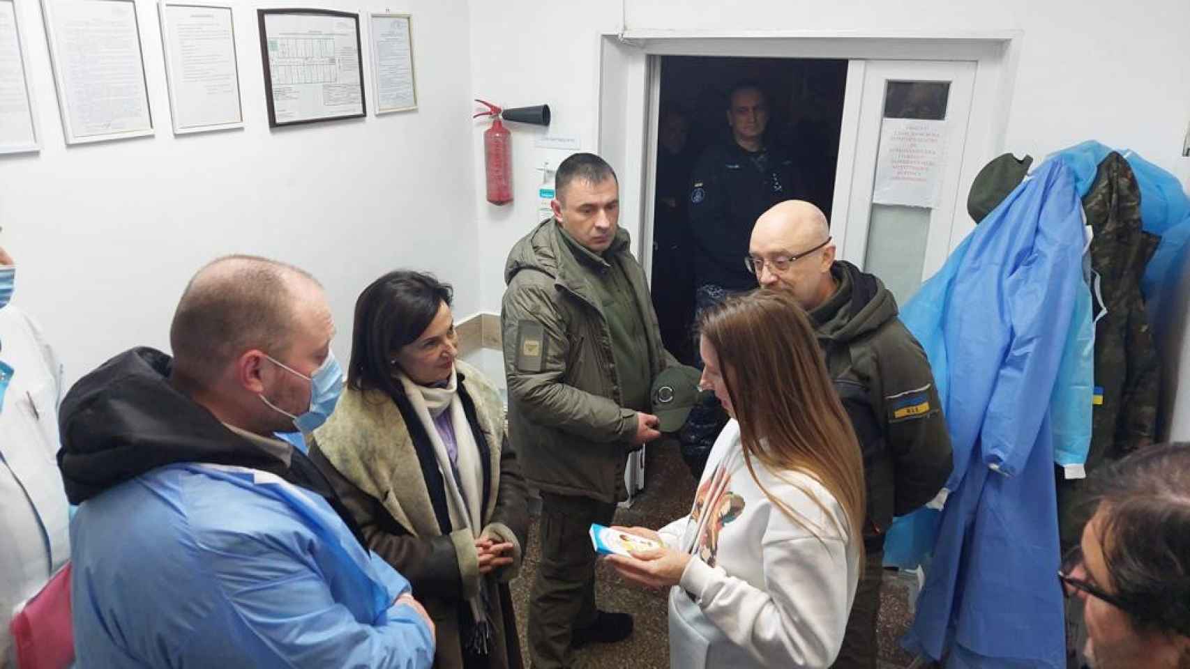 La ministra, este jueves en un hospital de Odessa visitando a enfermeros y heridos.