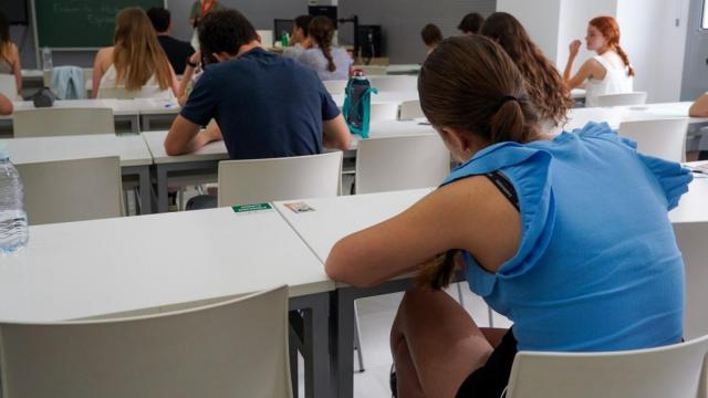 Varios alumnos dando clase en un instituto.